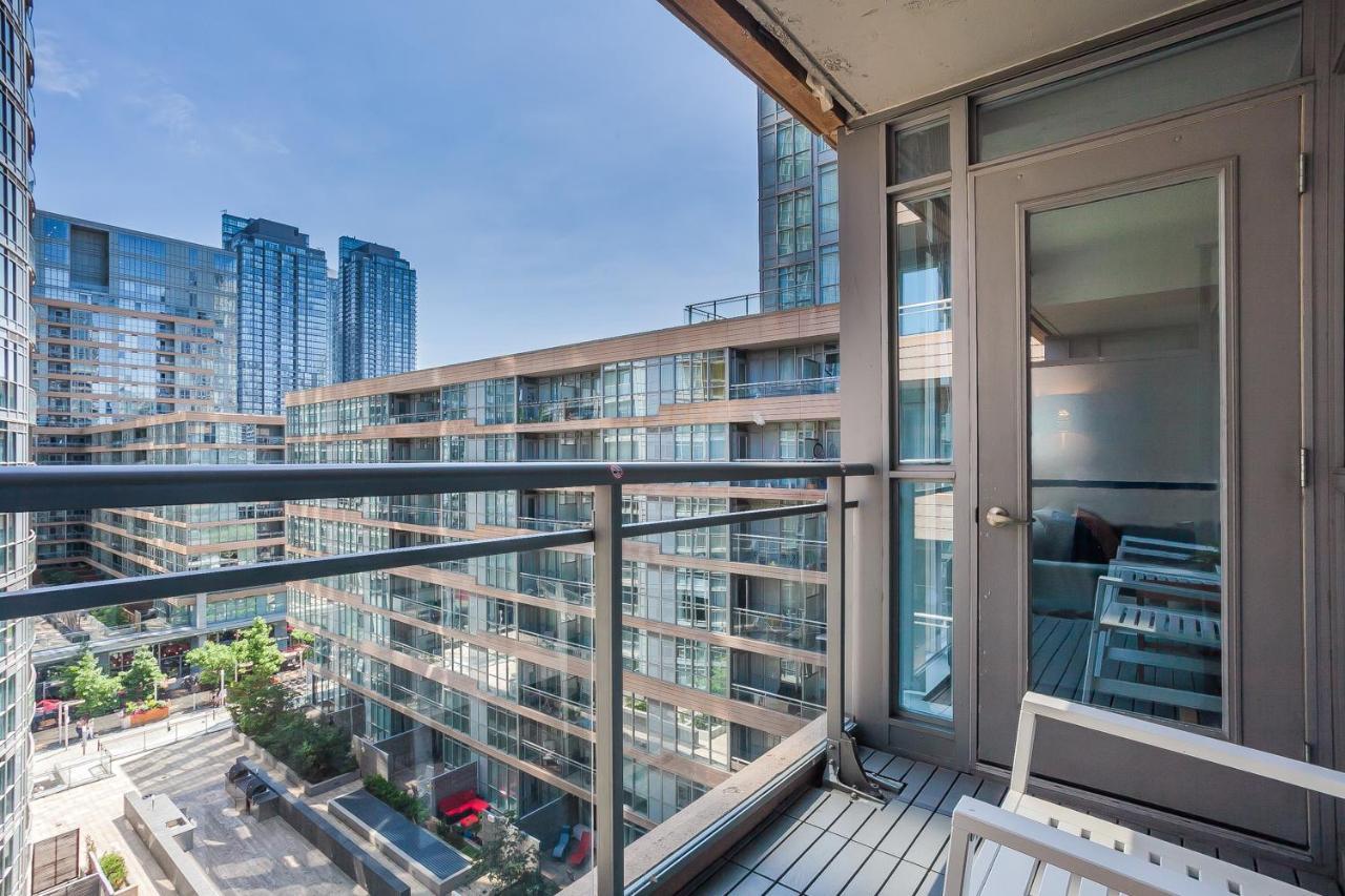 Cozy 2Br Close To Cn Tower & Harbourfront Toronto Exterior photo